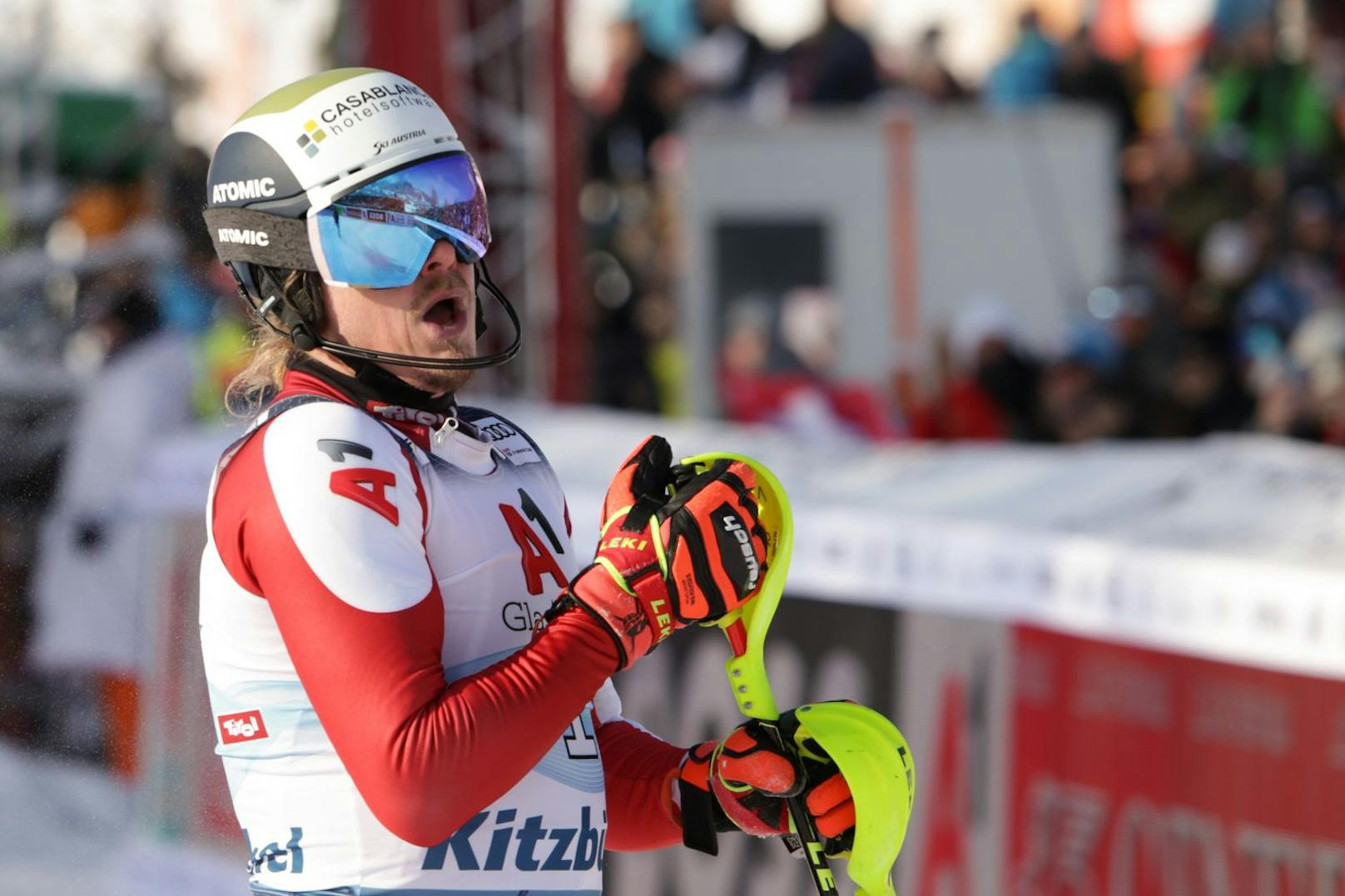 Manuel Feller scheidet auf dem Weg zum Kitzbühel-Sieg aus.