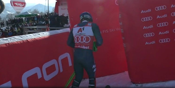 Henrik Kristoffersen im roten Trikot, sichtlich erbost über den ersten Lauf.