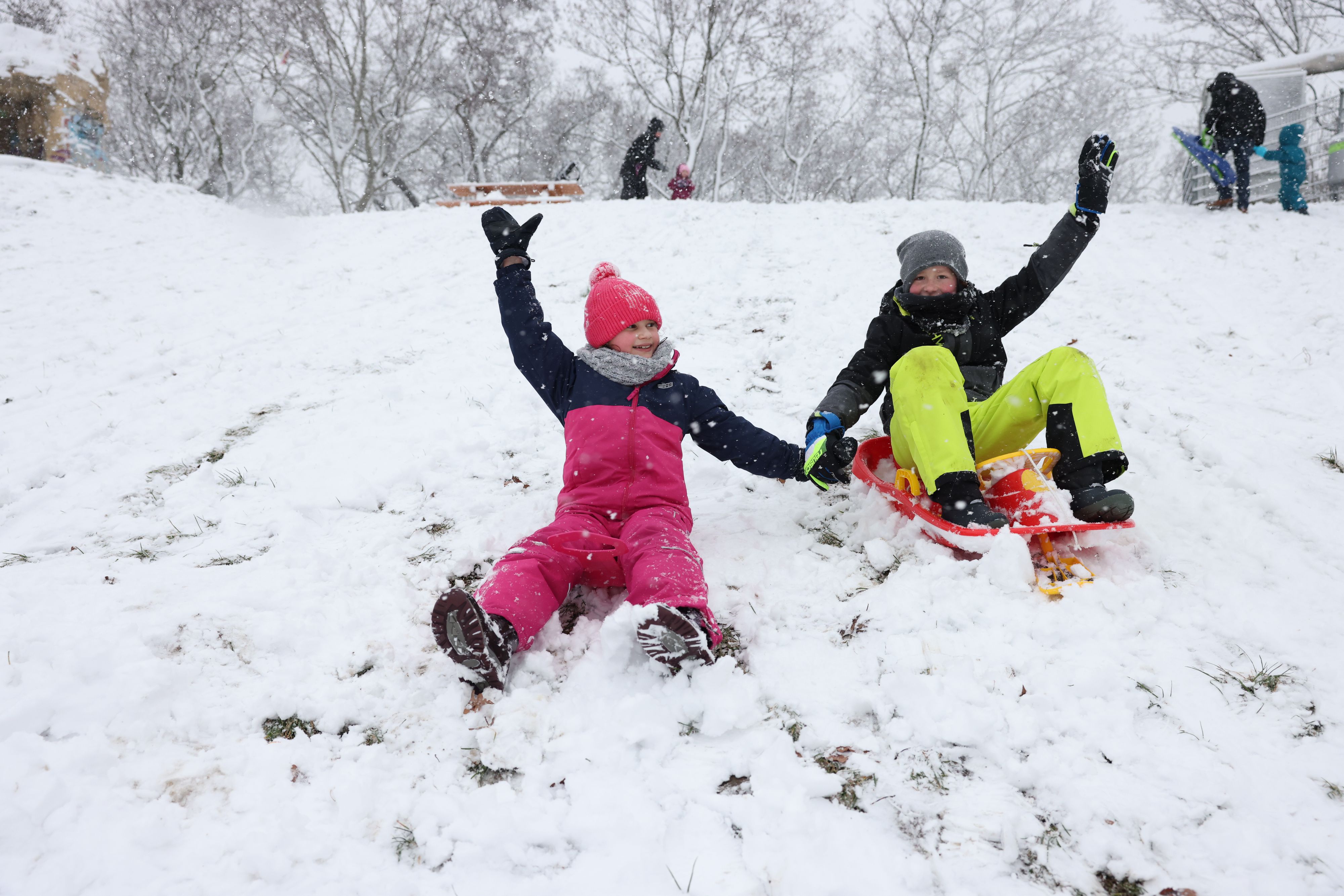 Viktoria (7) und Luca (9) haben beim ersten Schnee 2023 ihre Rodeln ausgepackt.