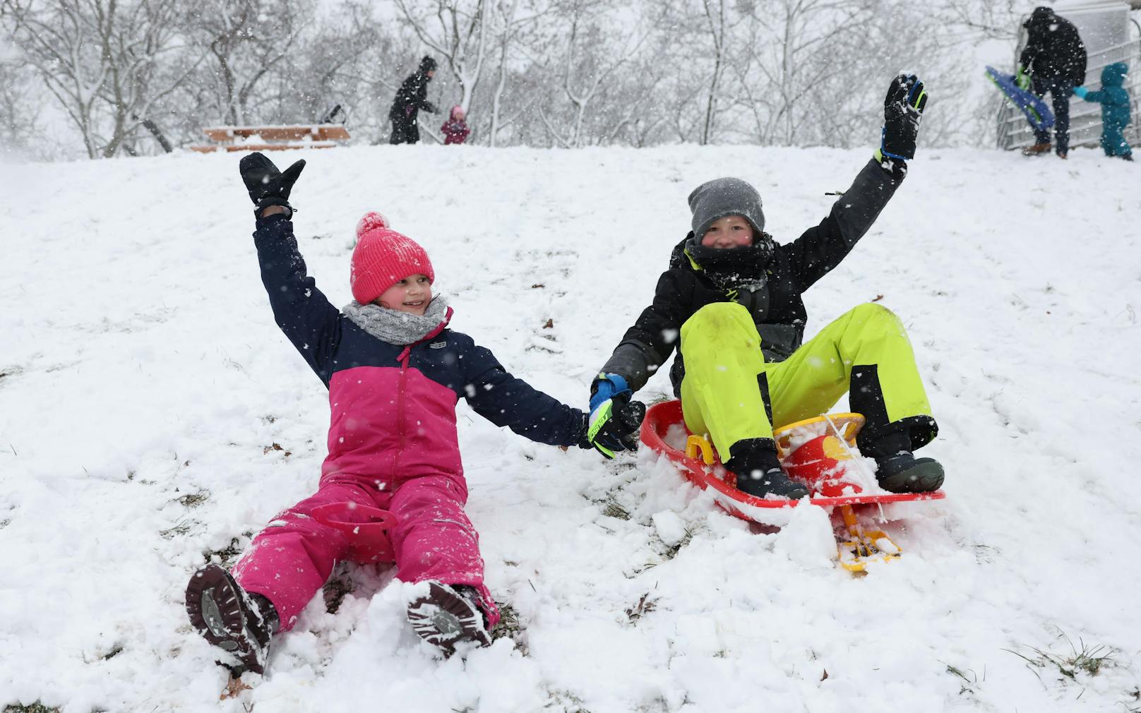 Viktoria (7) und Luca (9) haben beim ersten Schnee 2023 ihre Rodeln ausgepackt.