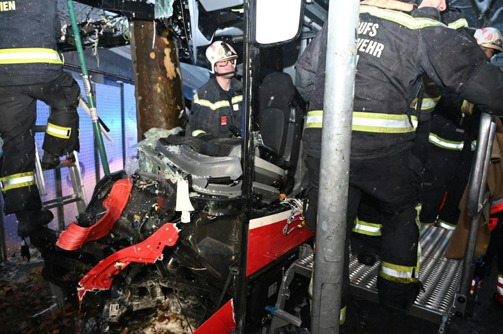 Bei einem Verkehrsunfall eines Linienbusses am 22. Jänner 2023 in der Siebeckstraße (22.) wurde der Fahrer in seinem Fahrzeug eingeklemmt.&nbsp;