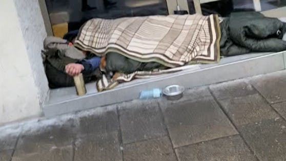Obdachlose Menschen übernachten auch im Winter auf der Mahü