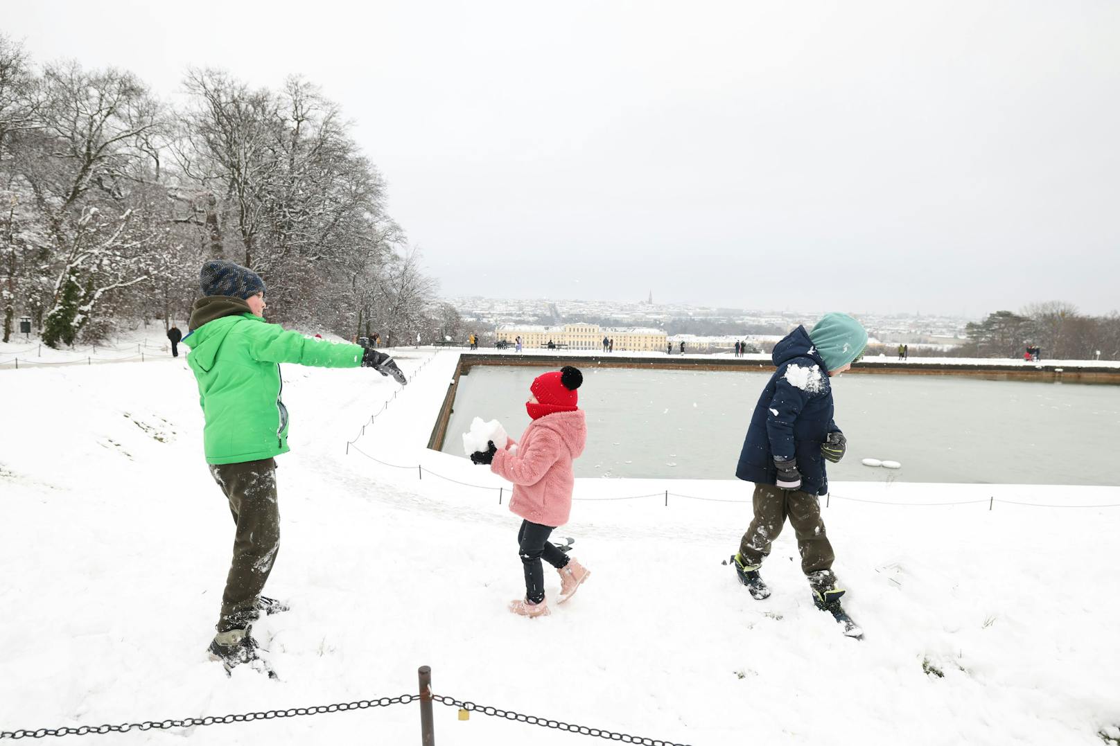 In Schönbrunn liefern sich Kinder eine Schneeballschlacht.&nbsp;