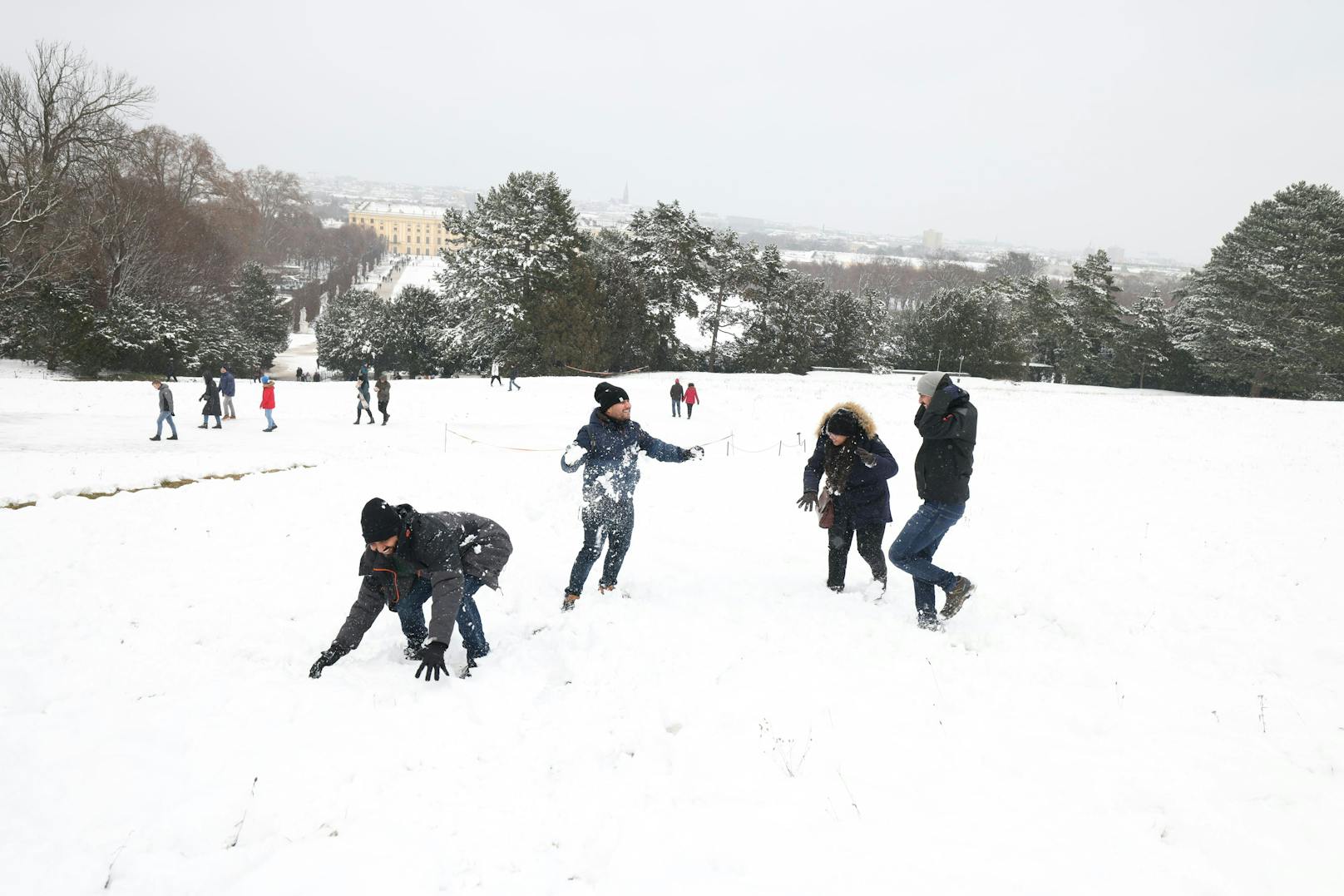 Doch auch die Erwachsenen können es nicht sein lassen, im Schnee zu spielen.