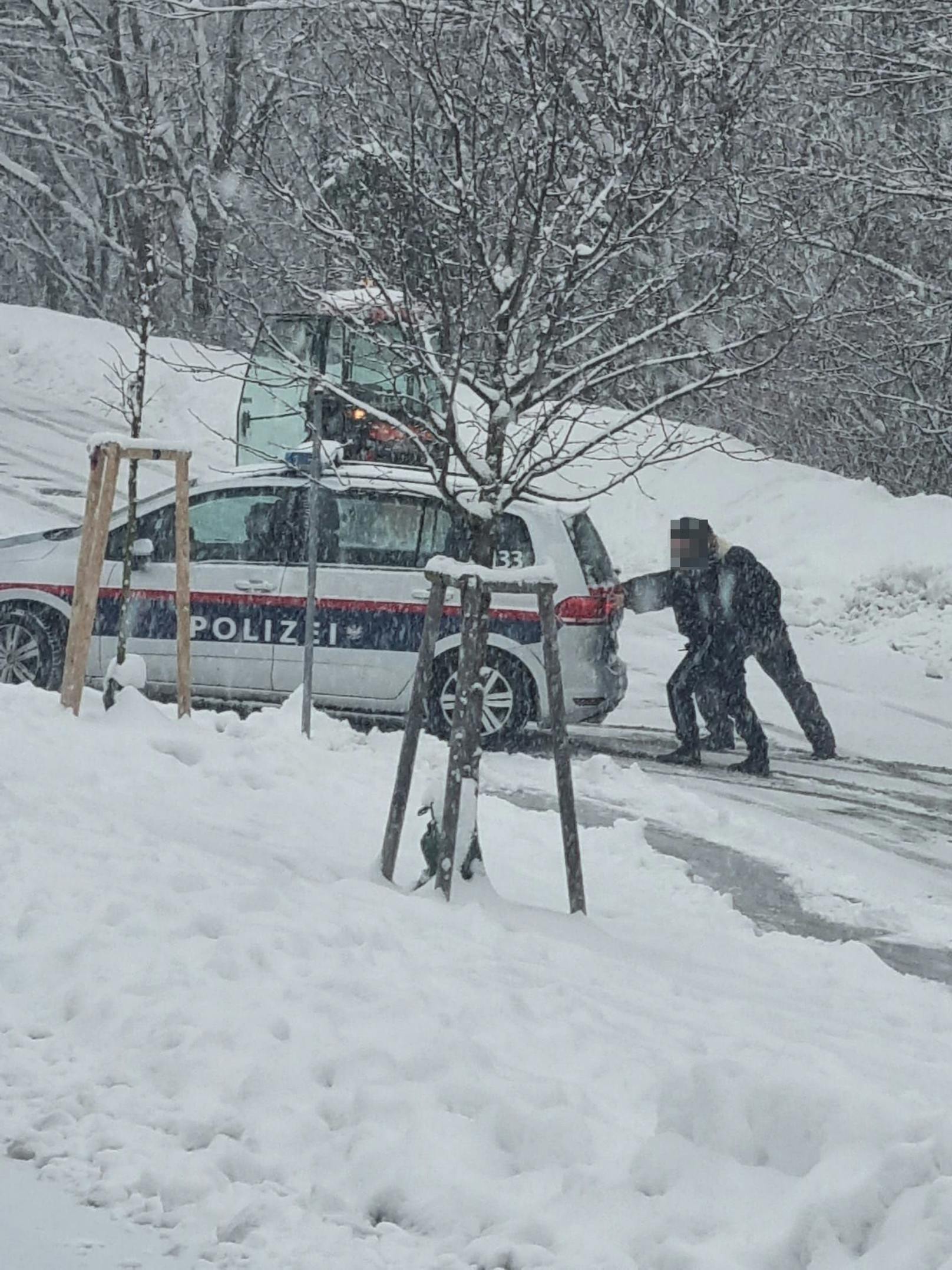 ... schafften es die Beamten mit gemeinsamen Kräften, das Fahrzeug fortzubewegen.