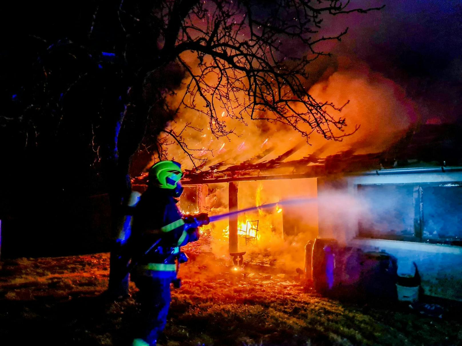 Brand in Wohnhaus – sieben Feuerwehren im Großeinsatz