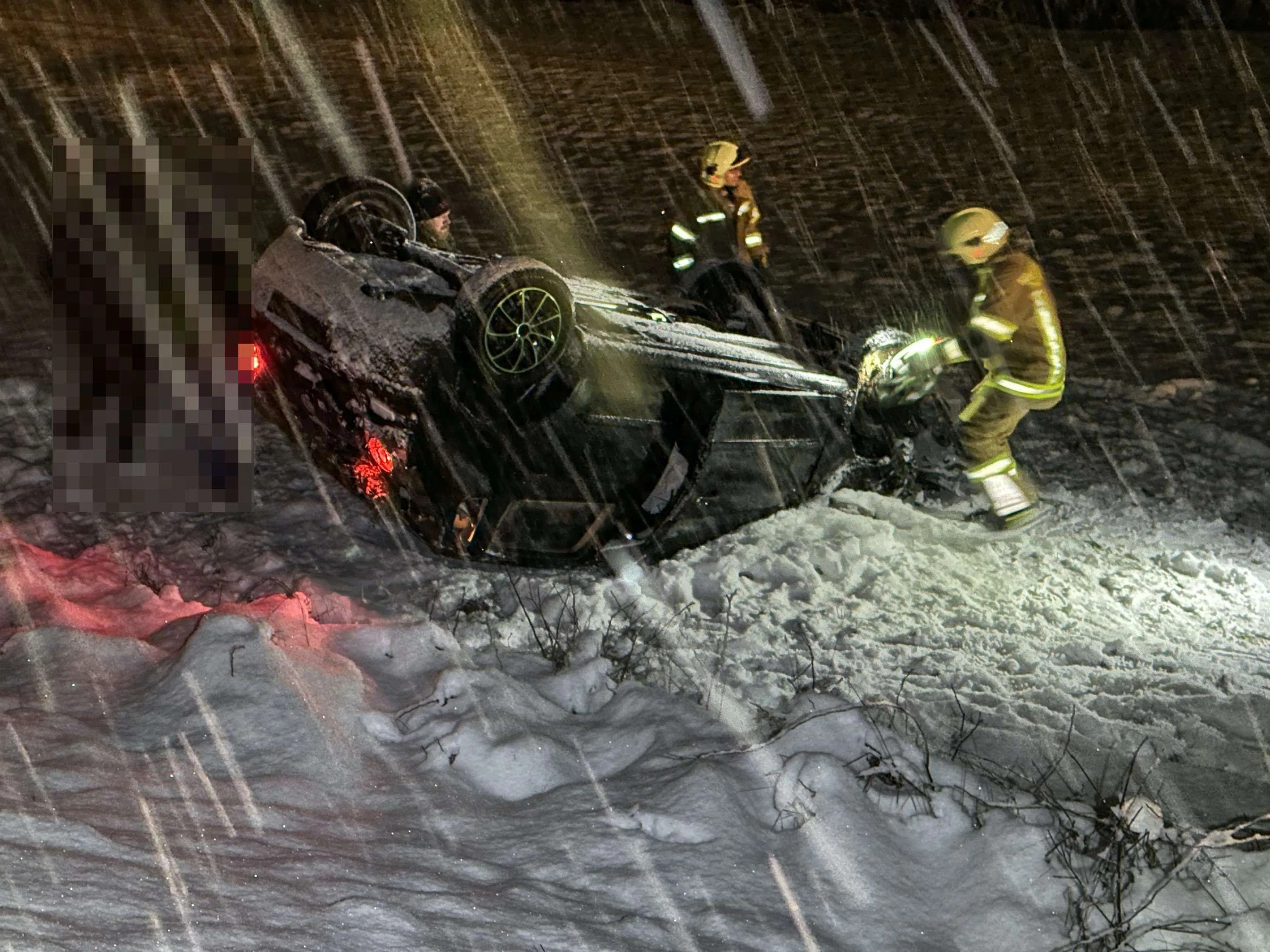 Der Pkw wurde in die Luft katapultiert.