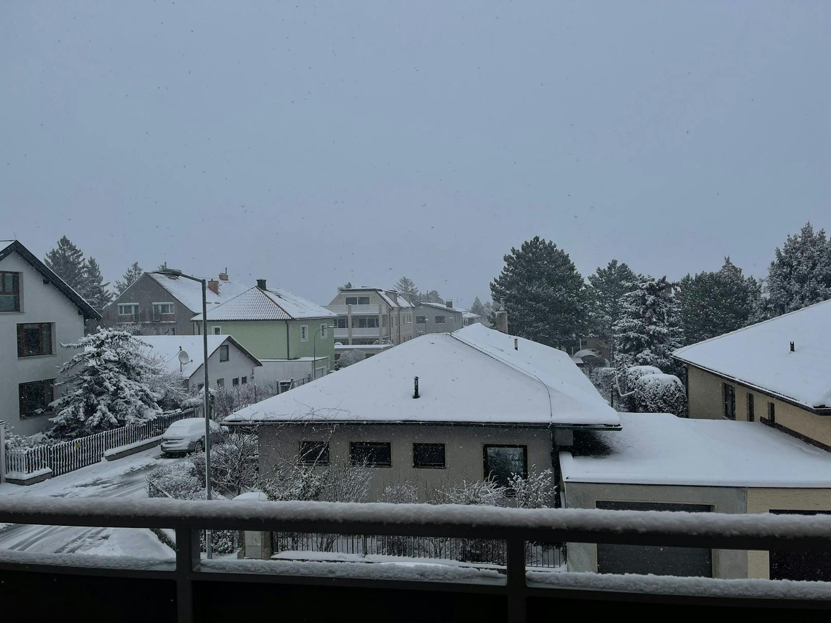 Über den Dächern Wiens liegt nun eine Schnee-Schneise.