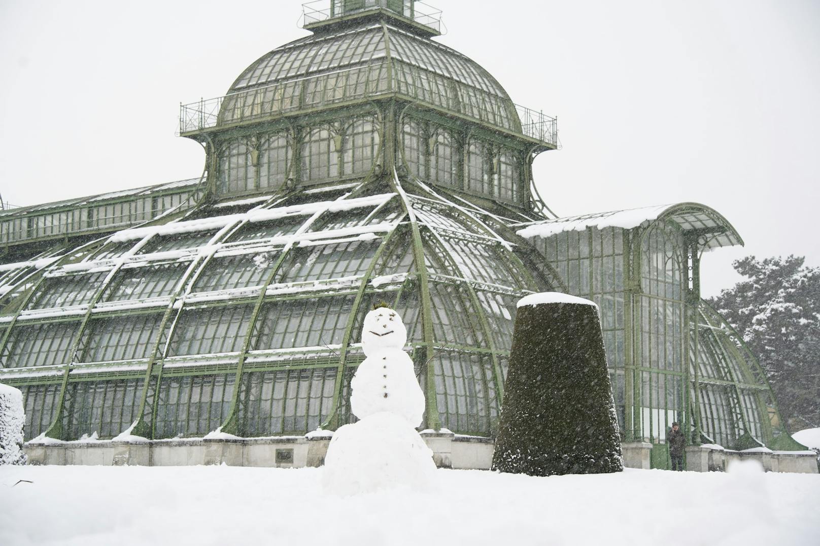 Auch vor dem eigentlich tropischen Palmenhaus in Wien hat sich ein Schneemann breit gemacht.&nbsp;