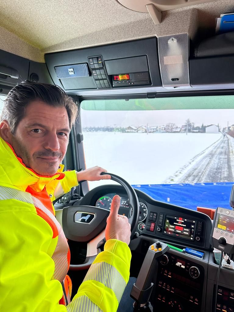 Coolster Bürgermeister: Lädt die Wirtschaftshof Mitarbeiter auf Pizza ein und schickt sie nach 15-Stunden-Dauer Winterdienst in die Sonntagspause und übernimmt selbst den LKW um Schnee zu räumen