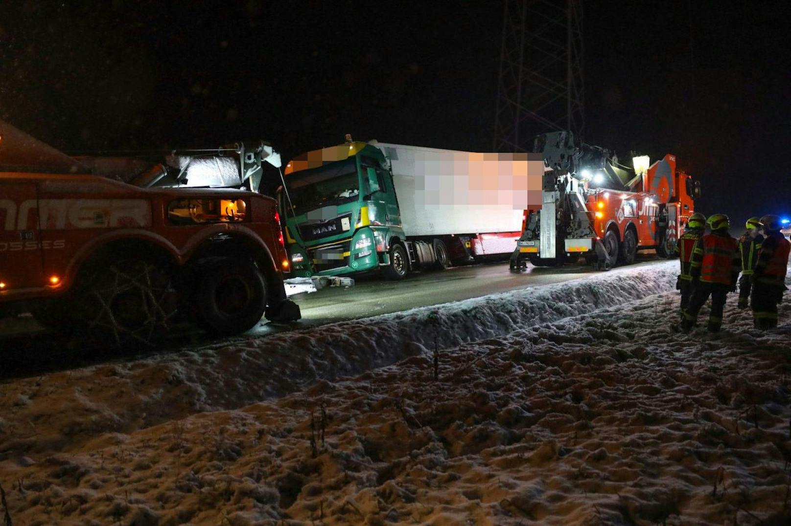 Der Lkw kam auf der Schneefahrbahn ins Rutschen. Er hatte 15 Tonnen Tiefkühl-Pizza geladen.