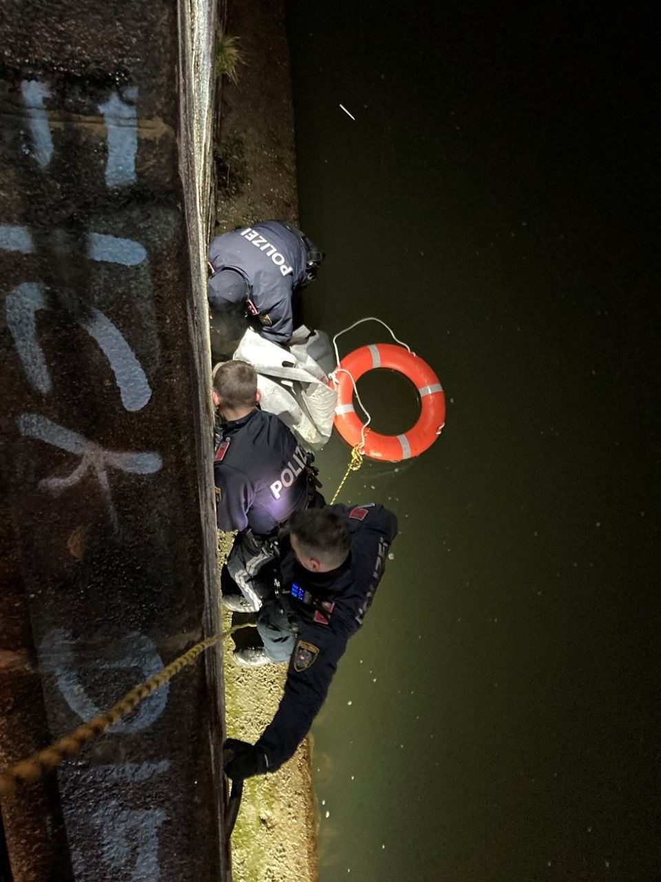 Am frühen Sonntagmorgen wurde eine Frau aus dem Donaukanal in Wien gerettet. 