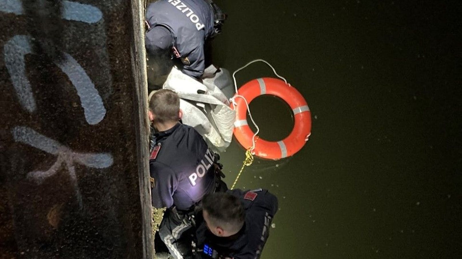 Am frühen Sonntagmorgen wurde eine Frau aus dem Donaukanal in Wien gerettet. 