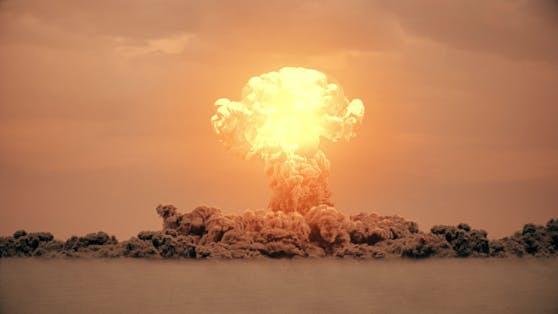 Bei einer Atombombenexplosion werden riesige Mengen Energie freigesetzt.