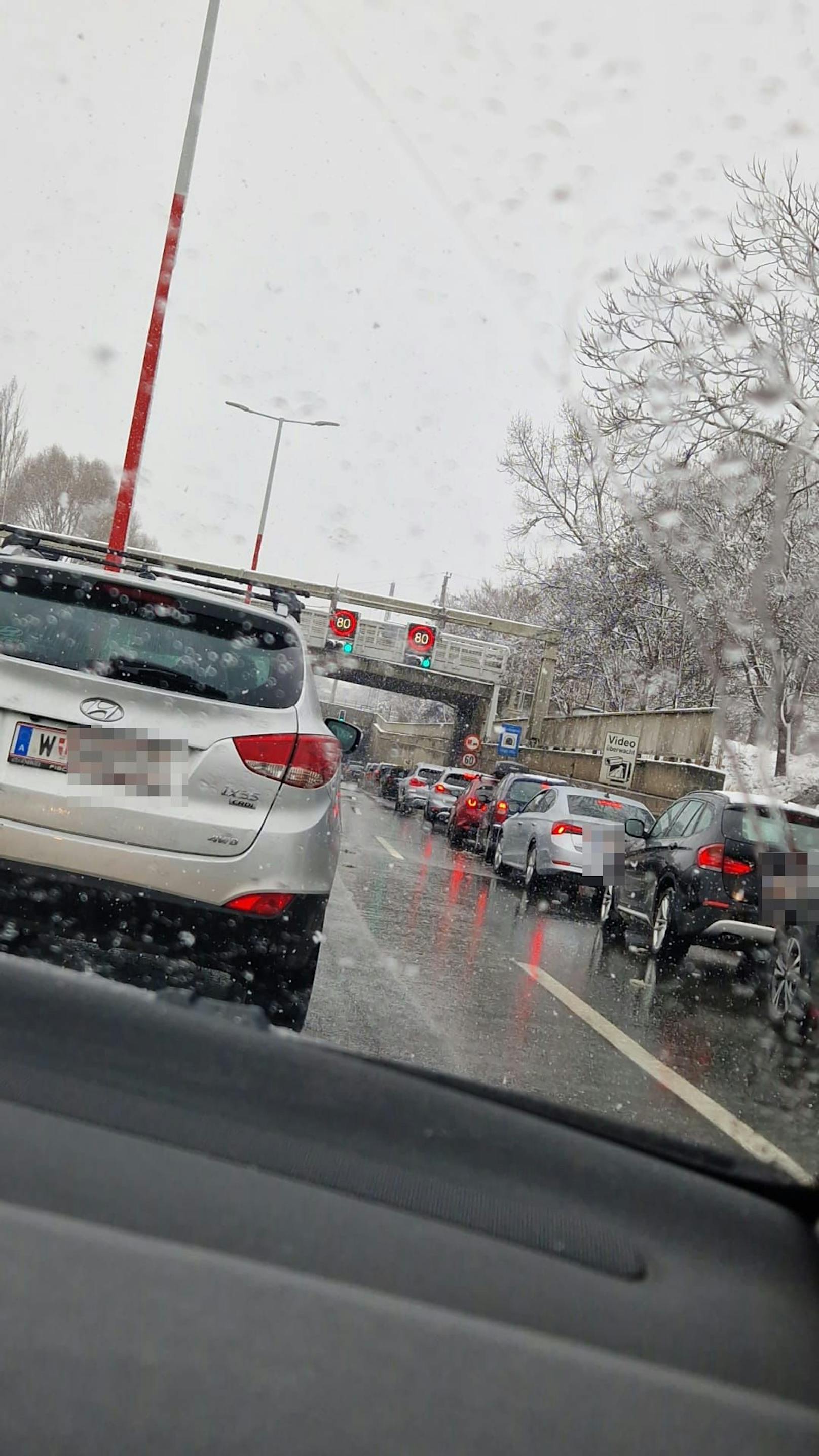 Vor dem Tunnel ist Geduld gefragt – unzählige Pkws warteten auf die Weiterfahrt.