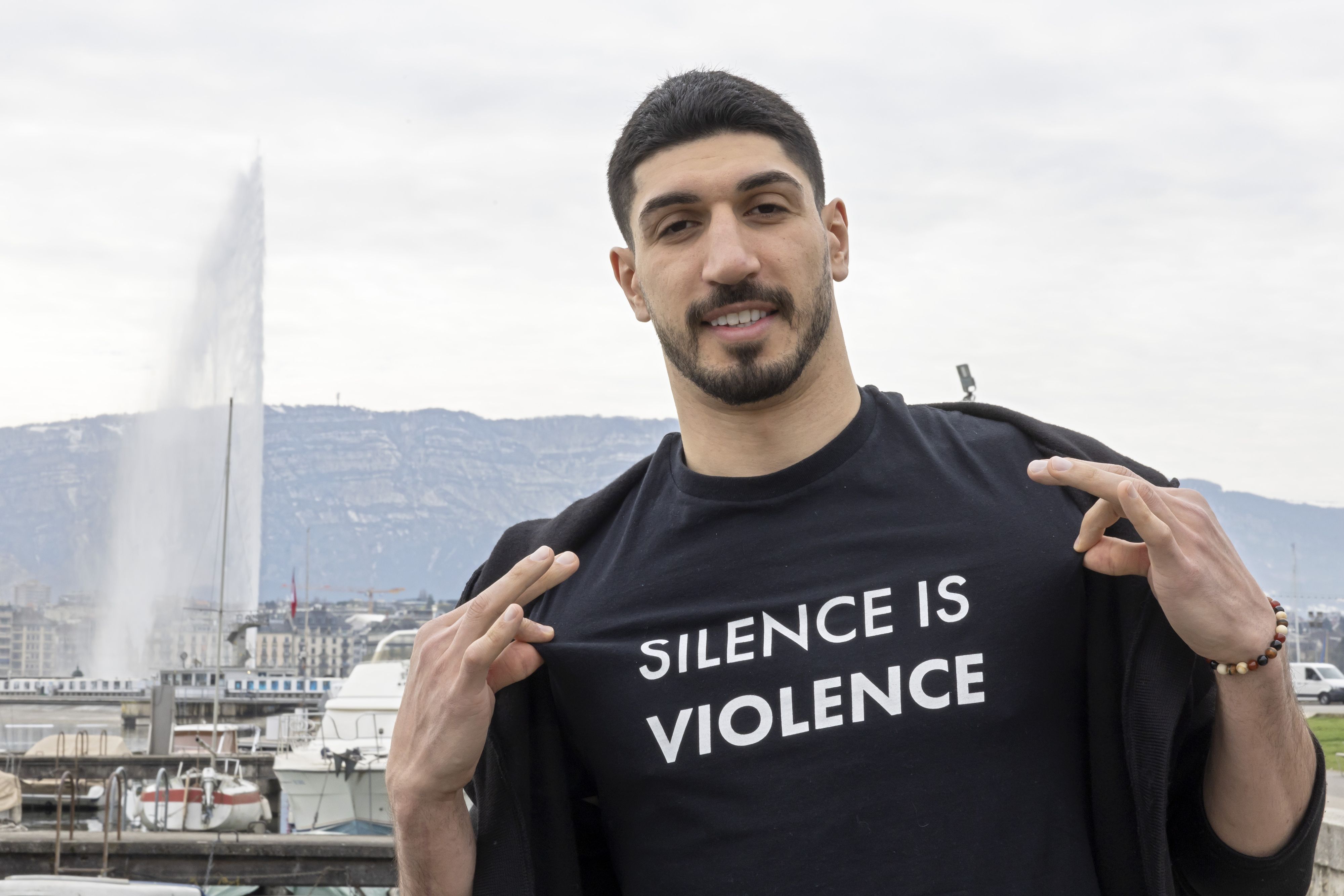 Download von www.picturedesk.com am 22.01.2023 (09:32).  American basketball player Enes Kanter Freedom shows is jersey reading "Silence is Violence" for the photographer with the famous water fountain "Le Jet d'Eau" is seen in background, in Geneva, Switzerland, Tuesday, April 5, 2022. (KEYSTONE/Salvatore Di Nolfi) - 20220405_PD1749 - Rechteinfo: Rights Managed (RM)