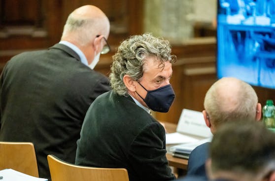 Der ehemalige Grün-Politiker Christoph Chorherr (links) und der Mitangeklagte Industrielle Michael Tojner (Mitte) . (Archivfoto)