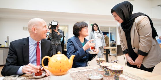 Arbeitsminister Martin Kocher beim Teekränzchen mit AMS-Wien-Chefin Petra Draxl.
