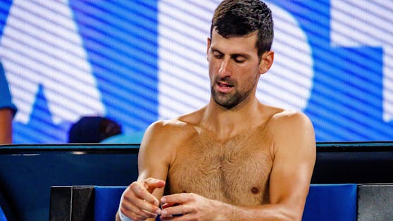 Novak Djokovic zeigt seinen Muskel-Körper in Melbourne.