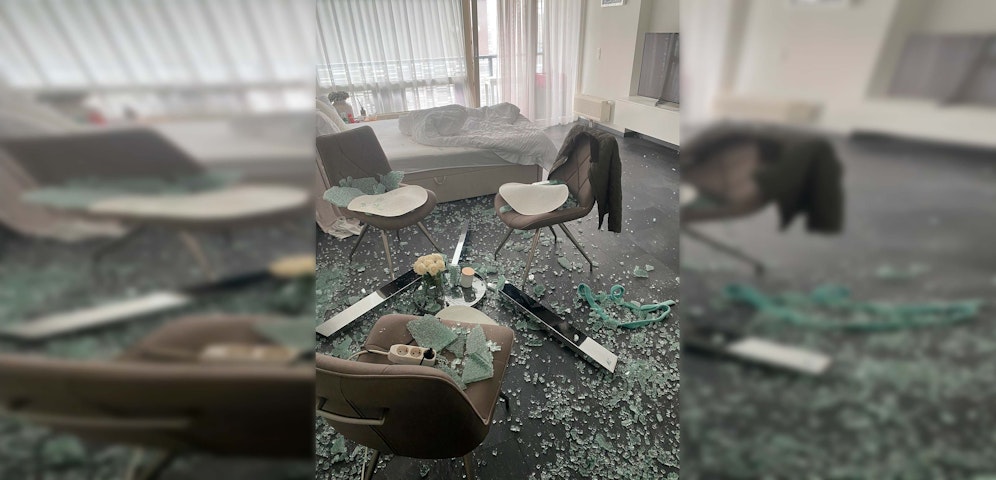 Als die Familie nach Hause kam, sah das Wohnzimmer so aus.