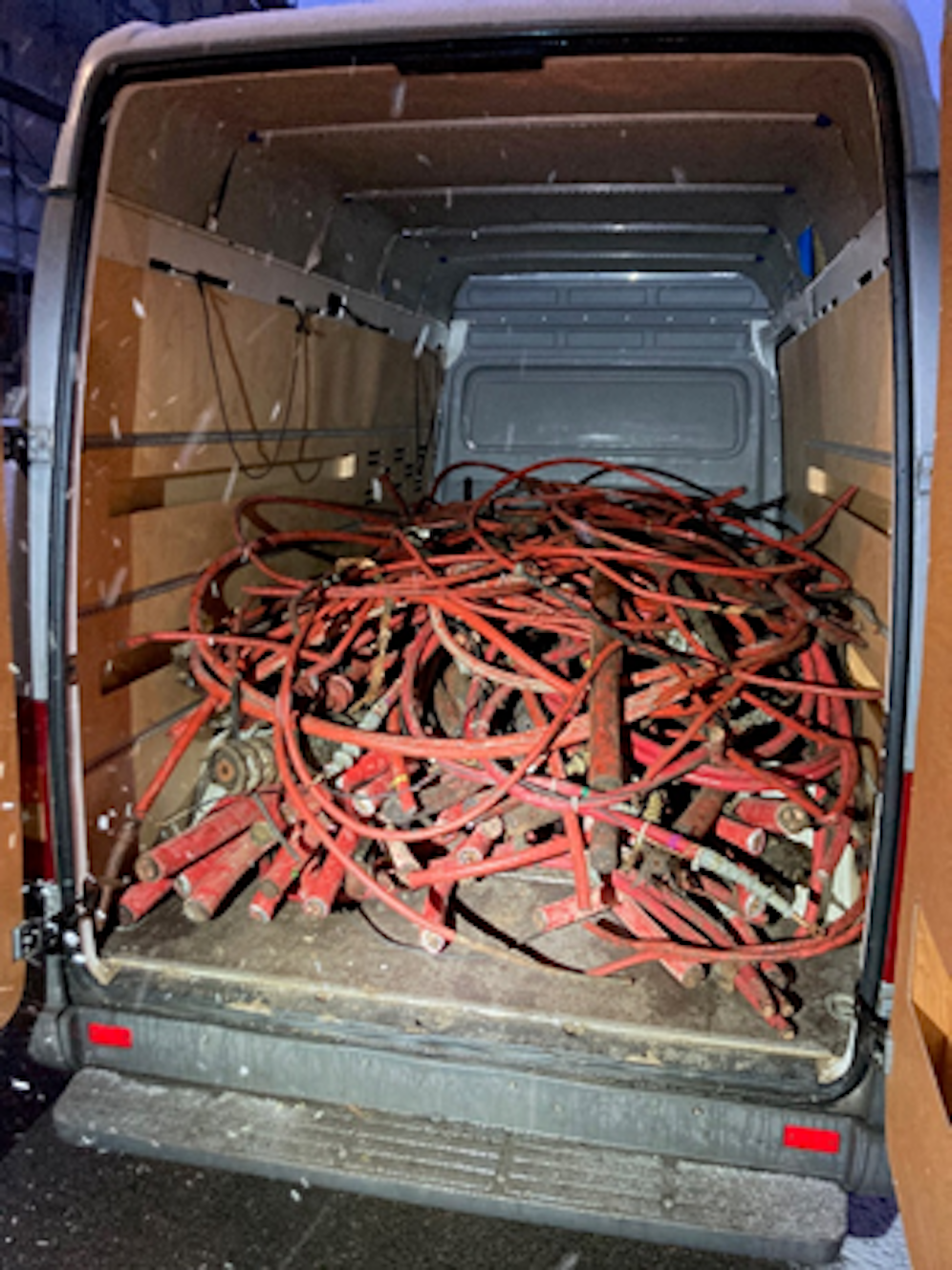 Mit einer Ladung voller Kupferrohre wollten sich die Baustellen-Einbrecher aus dem Staub machen.