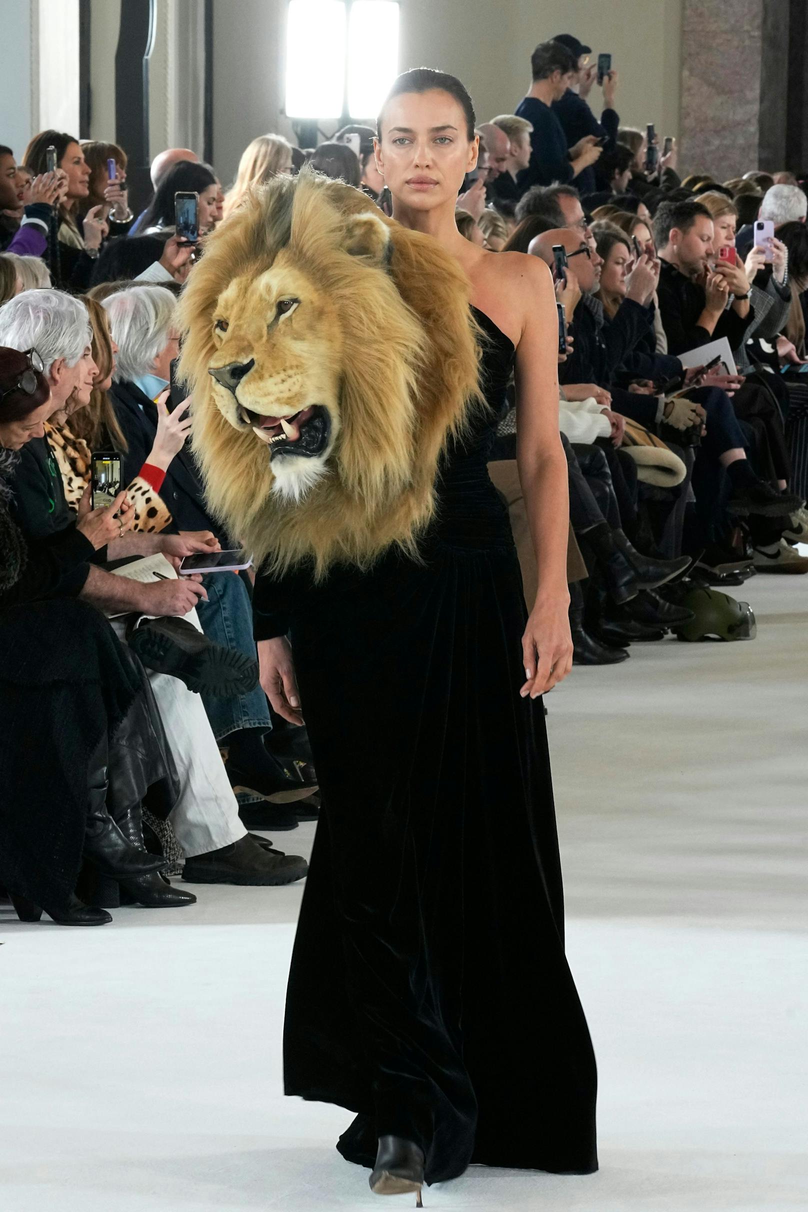 Irina Shayk präsentierte einen riesigen Löwenkopf auf ihrem bodenlangen Samtkleid.