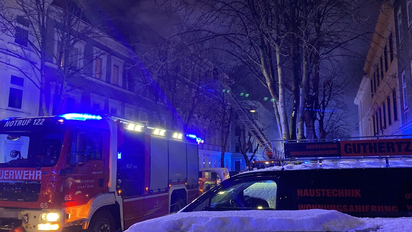 In der Hasnerstraße kam es gegen 2.40 Uhr zu einem verheerenden Brand.