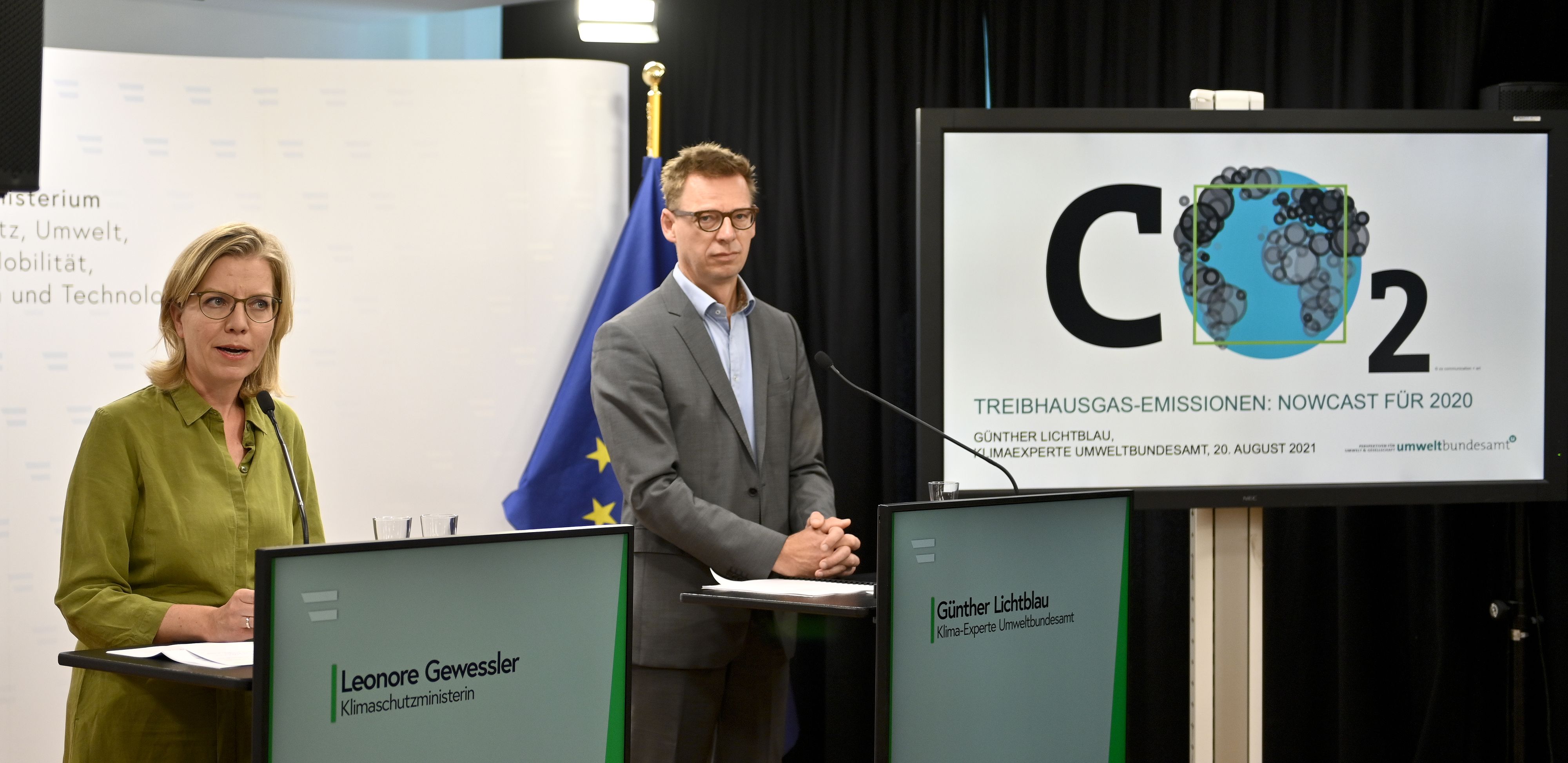 Klimaschutzministerin Leonore Gewessler (Grüne) und Klimaexperte des Umweltbundesamts, Günther Lichtblau, bei der Präsentation des Treibhausgas-Emission für das Jahr 2020. Archivbild.