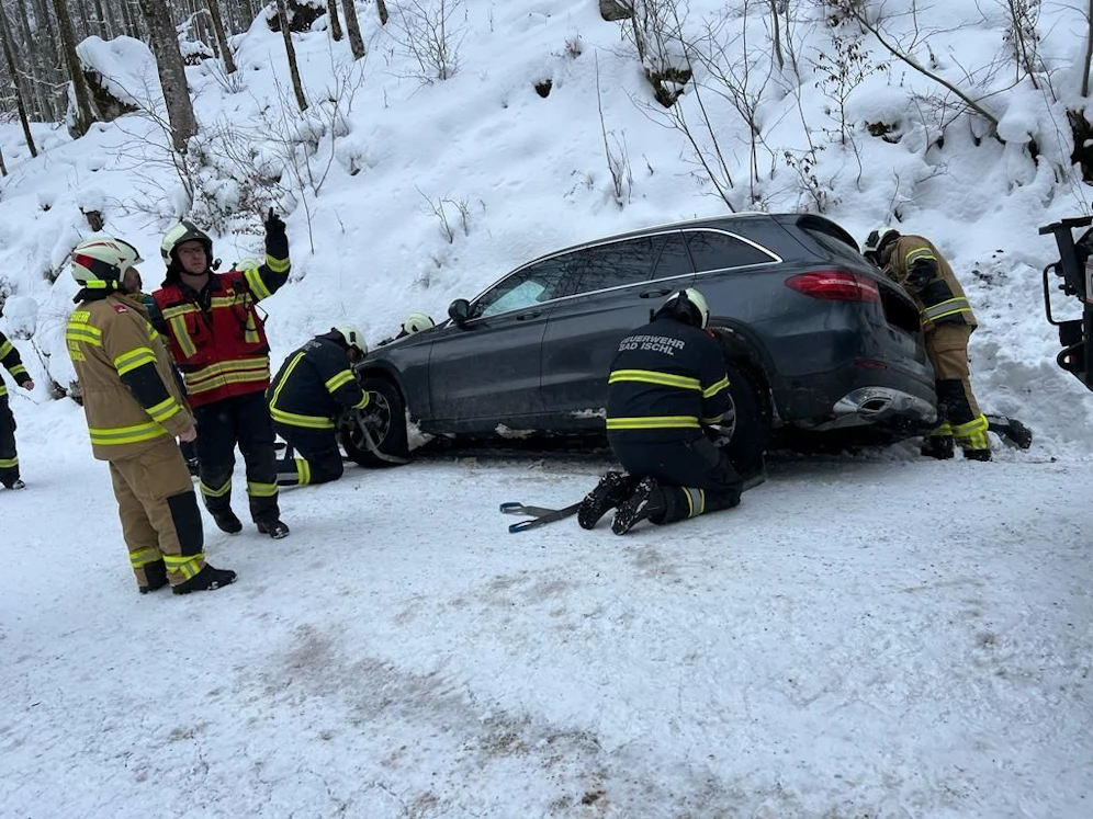 Auf der Rettenbachalmstraße in der Gemeinde Bad Ischl musste die Feuerwehr laufend zu Bergungen ausrücken.
