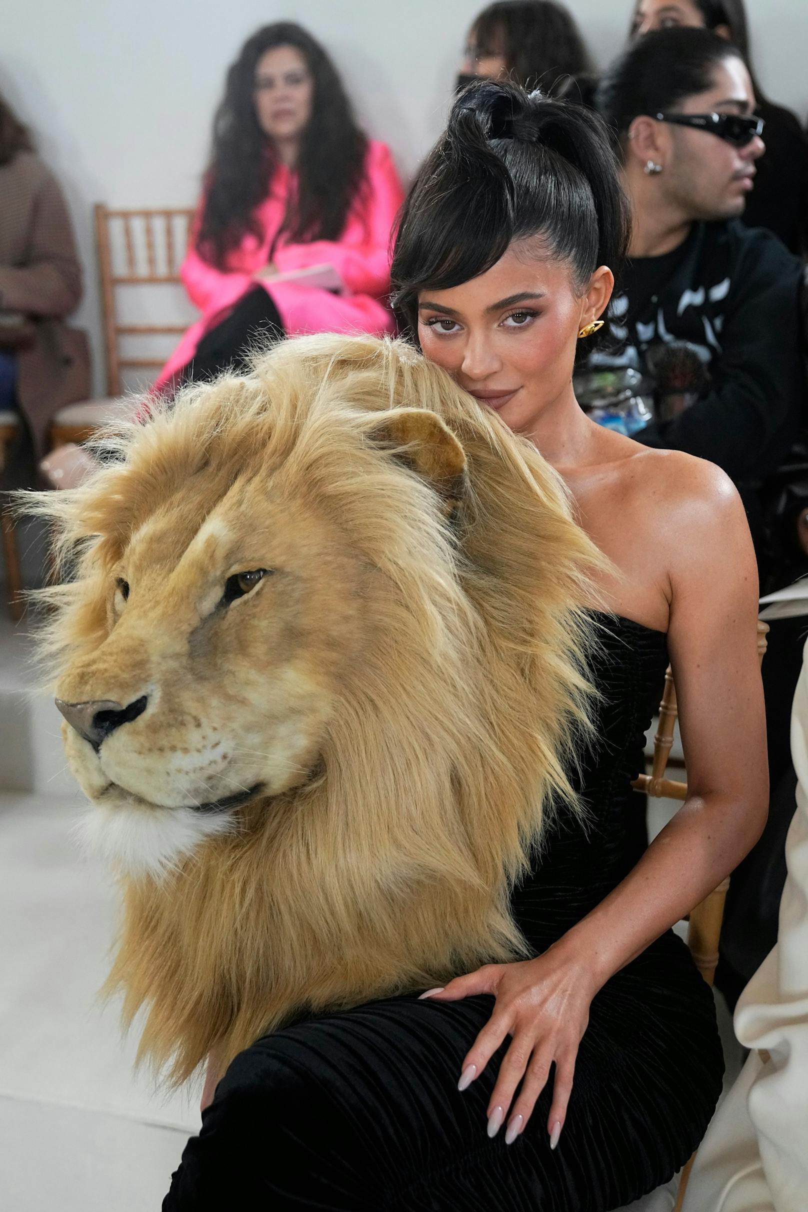 Doch kein Tier kam hier zu Schaden. Auch nicht bei Kylie Jenner, die mit Löwenkopf in der ersten Reihe Platz nahm.
