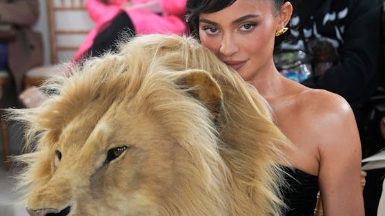 Kylie Jenner kuschelt in der ersten Reihe mit ihrem Löwenkopf.
