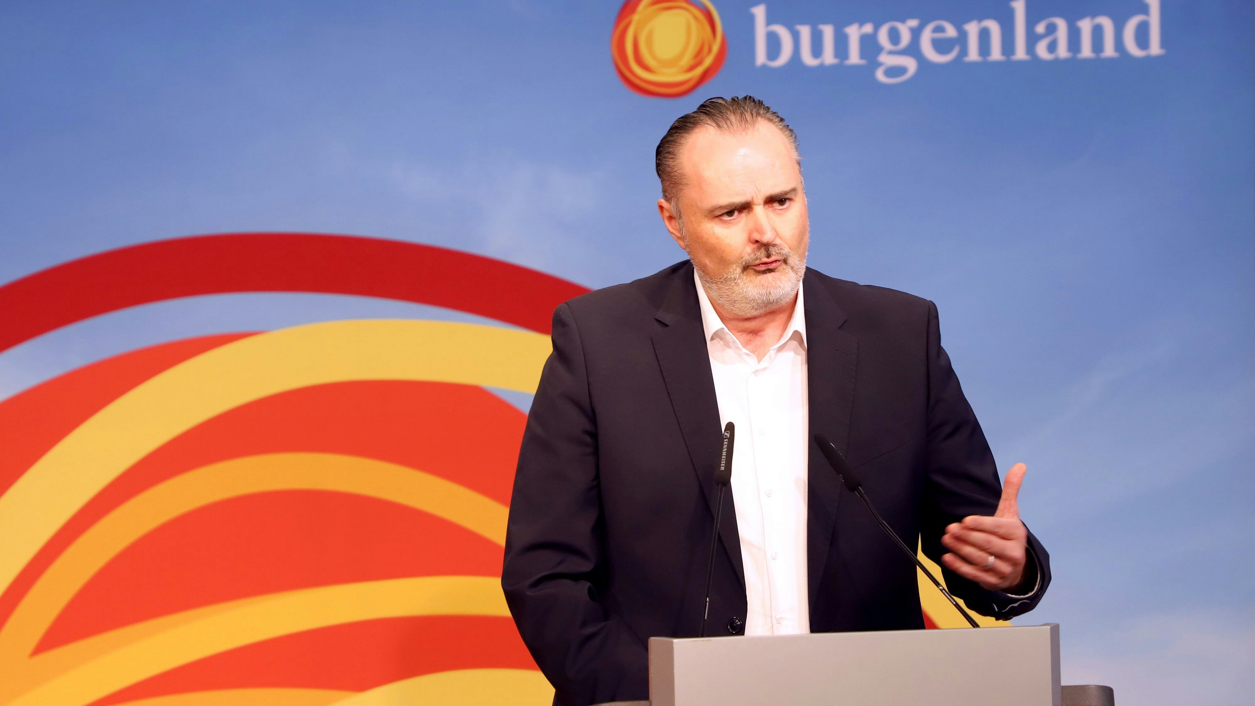  Landeshauptmann Mag. Hans Peter Doskozil bei der Pressekonferenz.