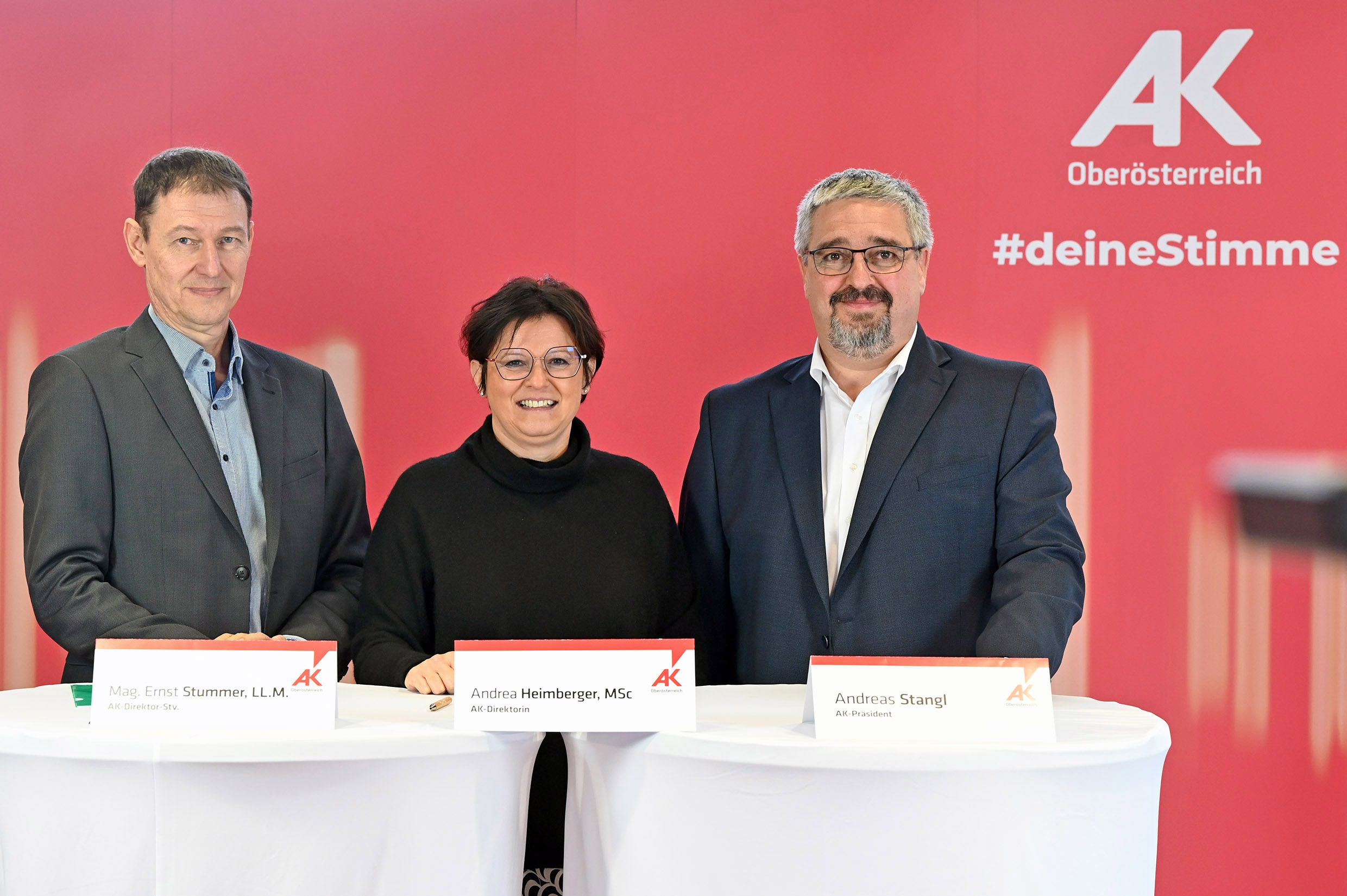AK-Präsident Andreas Stangl (re.), AK-Direktorin Andrea Heimberger und ihr Stellvertreter Ernst Stummer