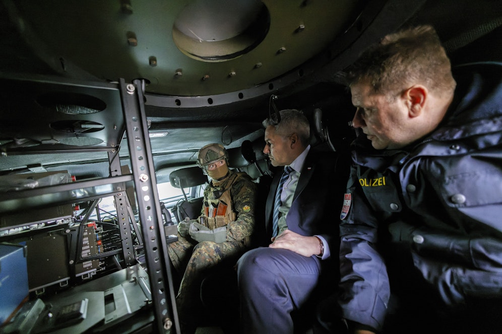 Bundeskanzler Karl Nehammer (ÖVP) während der Besichtigung der bulgarisch-türkischen Grenze im Rahmen eines Arbeitsbesuchs in Bulgarien.