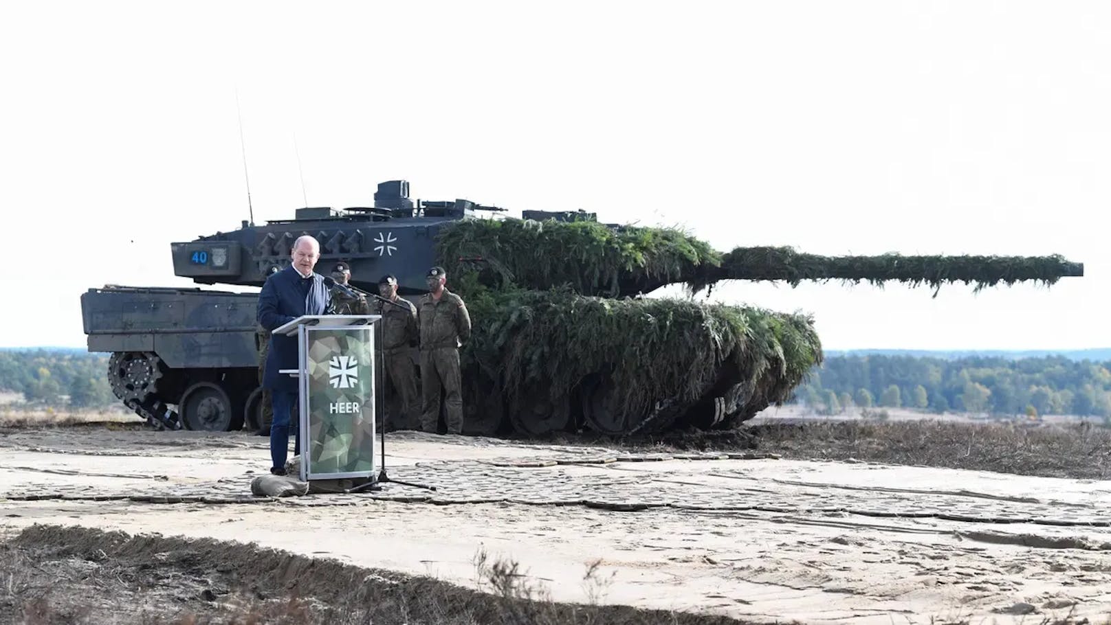 Kanzler Olaf Scholz vor dem Kampfpanzer Leopard 2: Es darf "keine Alleingänge" geben. Allerdings wollen etwa Polen und Finnland der Ukraine solche Kampfpanzer schicken.