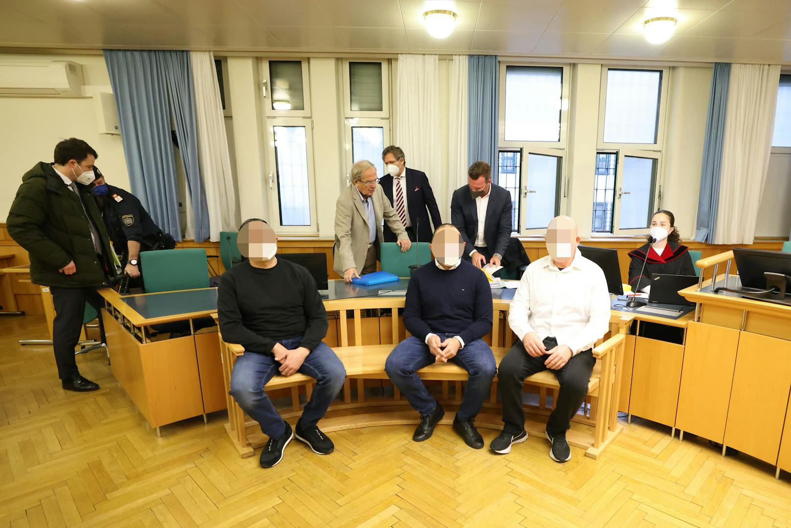 Drei der fünf Angeklagten vor dem Wiener Landesgericht
