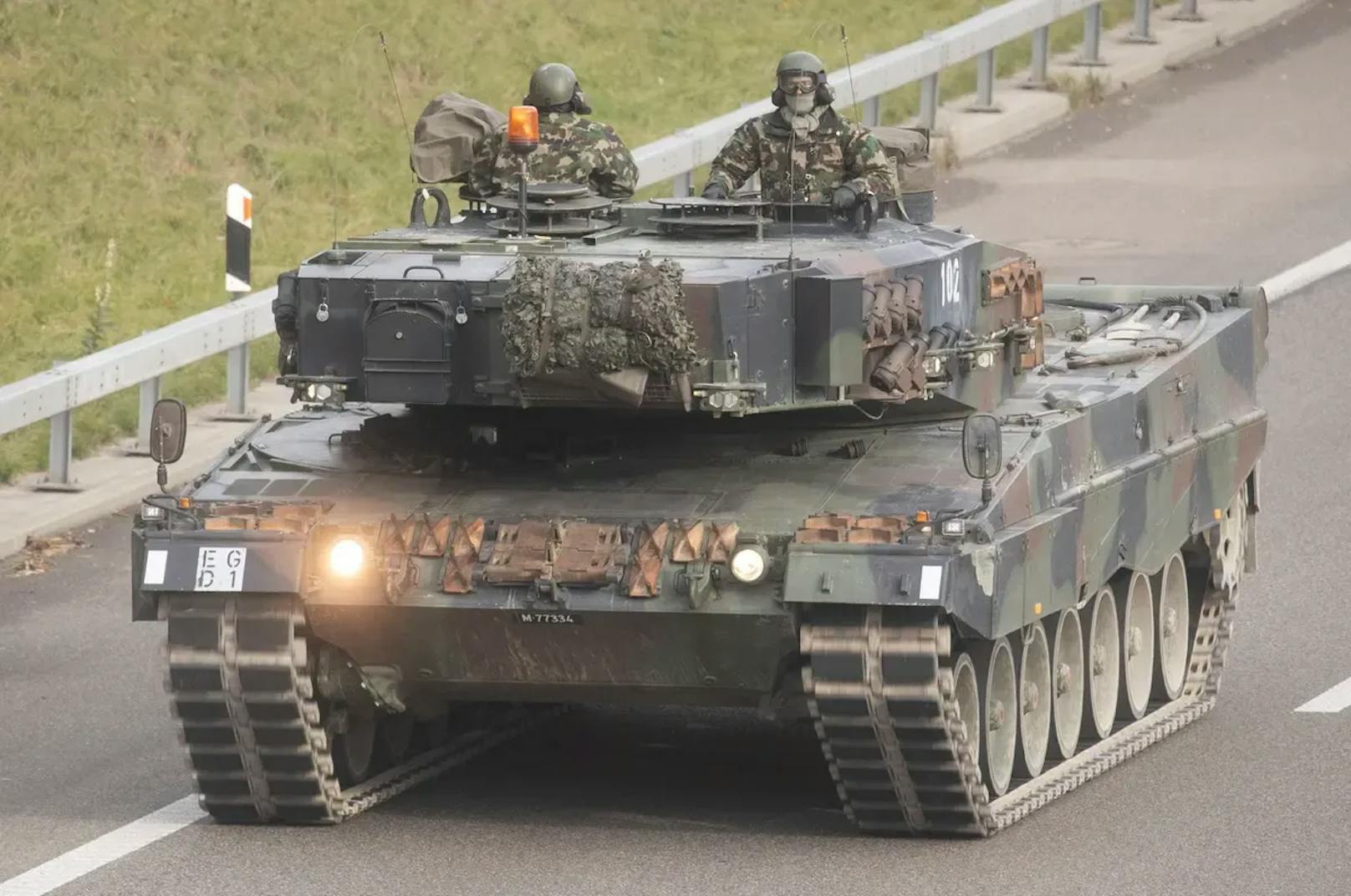 Für die Abwehr gegnerischer Panzer eignet er sich auch über eine Entfernung von mehreren Kilometern hinweg (im Bild: Schweizer Soldaten nehmen im November 2022 in einem Leopard-2-Panzer an der Übung "Pilum" teil).