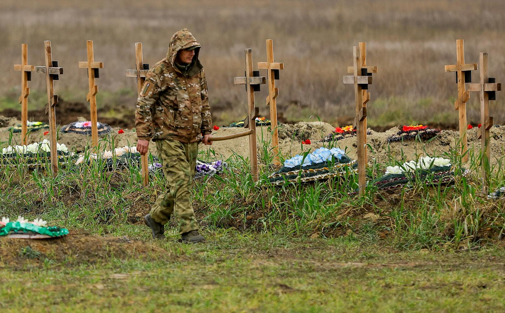 Ein Totengräber vor den frischen Gräbern pro-russischer Separatisten in Luhansk, aufgenommen am 11. November 2022. Die Verluste auf beiden Seiten sind enorm.