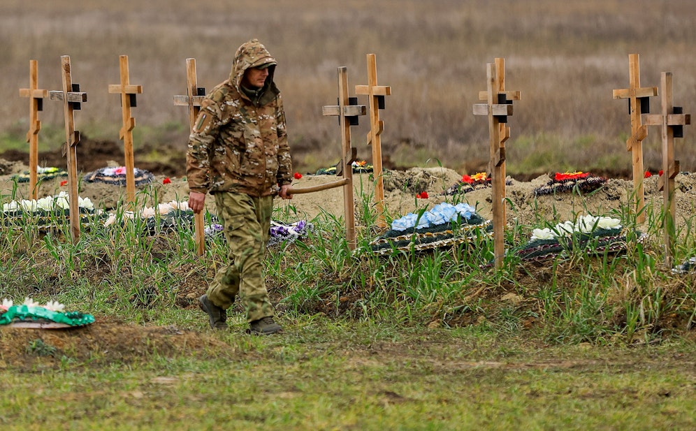 Ein Totengräber vor den frischen Gräbern pro-russischer Separatisten in Luhansk, aufgenommen am 11. November 2022. Die Verluste auf beiden Seiten sind enorm.