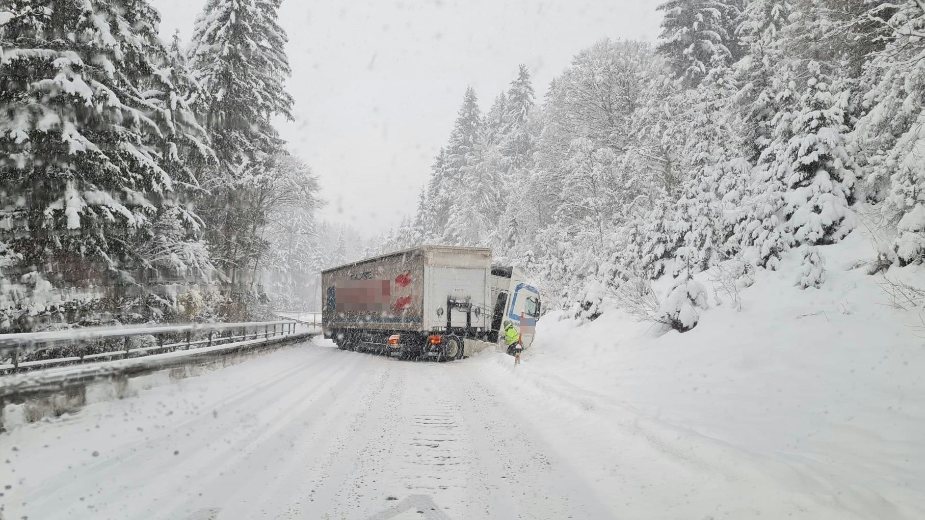 Der Lkw stellte sich nach der Bremsung quer.