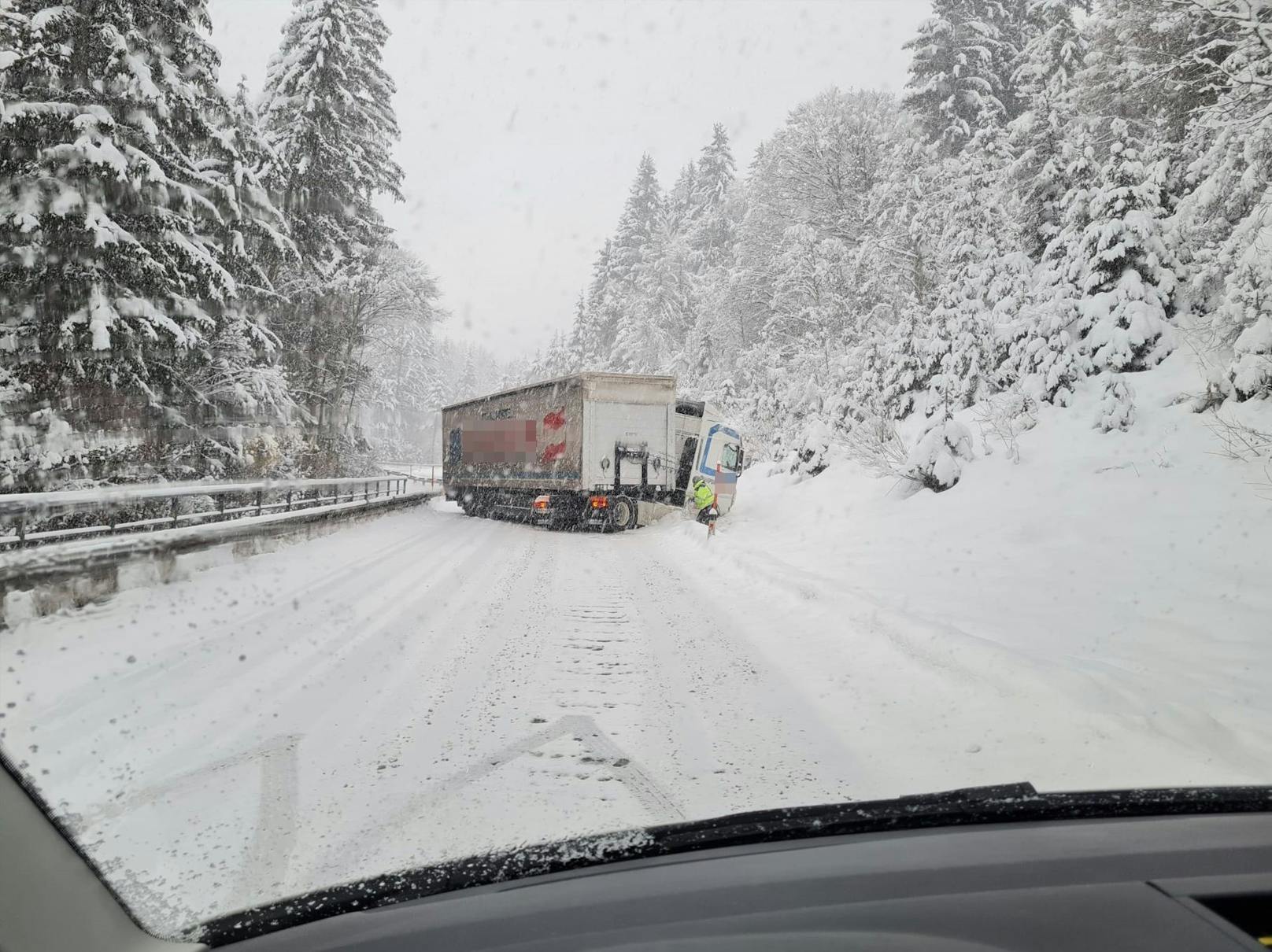 Lkw-Fahrer pfeift auf Schneekettenpflicht und baut Crash