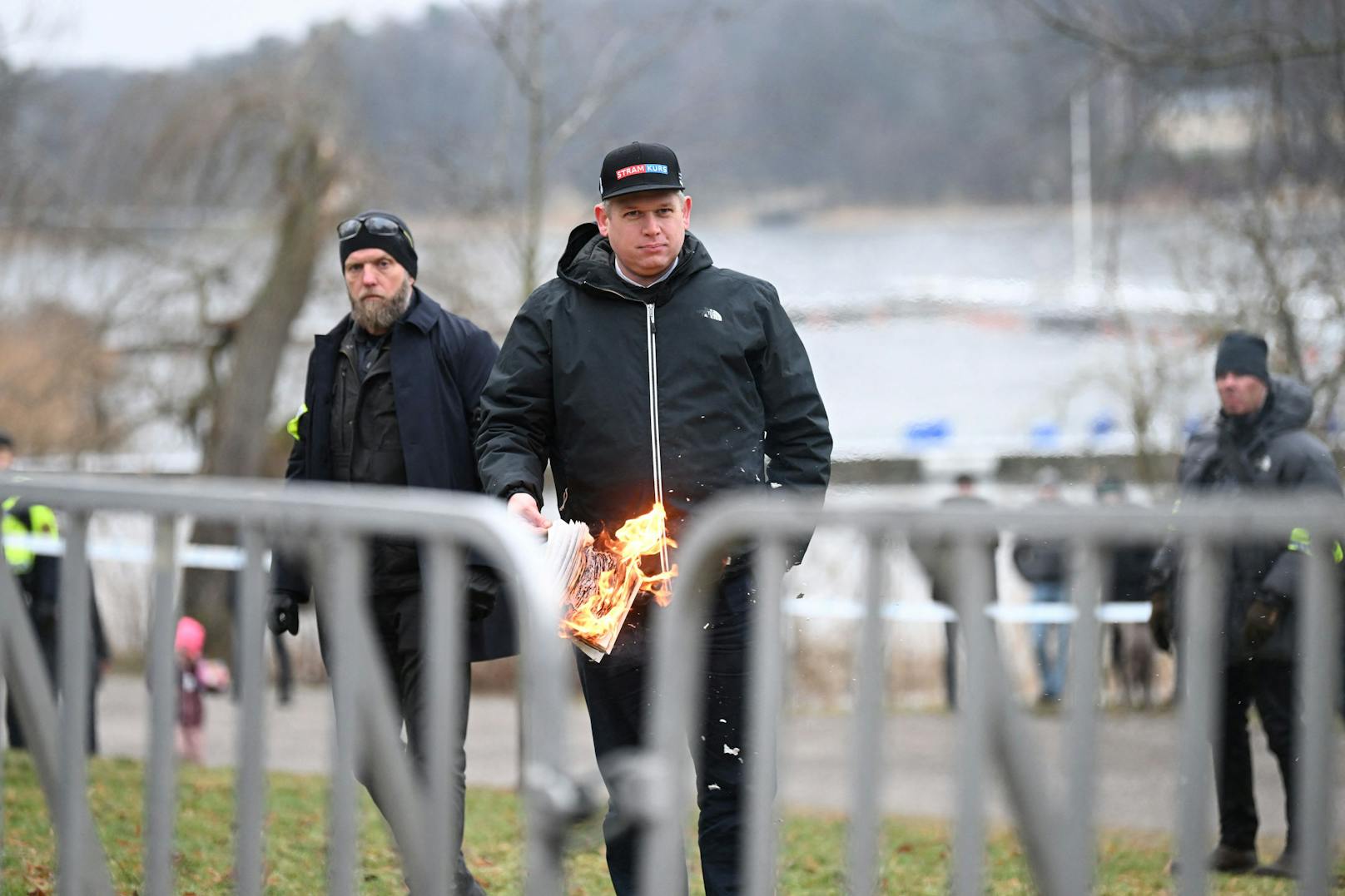 Am Samstag kam es in Stockholm zu einer Demo von Rechtsextremisten, bei der eine Ausgabe des Koran verbrannt wurde.
