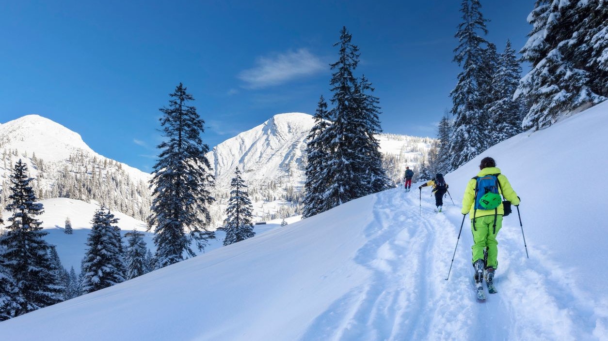 Ein Pärchen geriet auf einer Ski-Tour in eine Notlage.