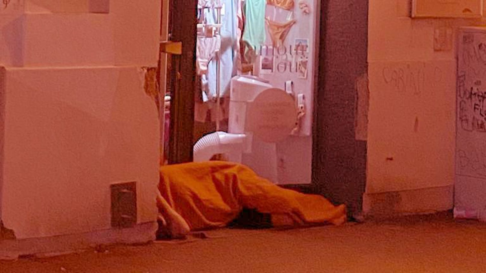 Obdachloser übernachtet vor Shop bei der Mariahilfer Kirche.