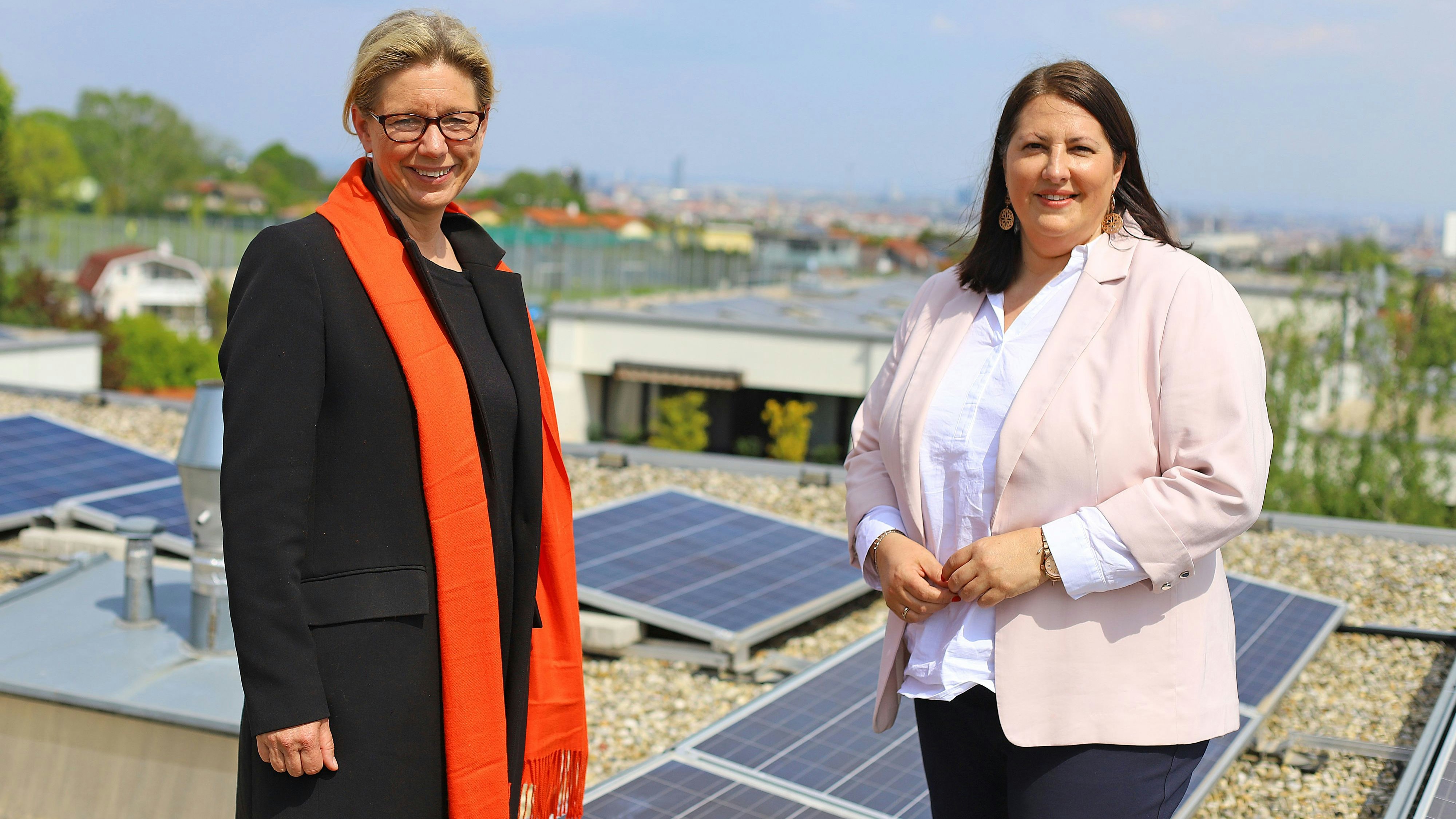 Wiener Wohnen Direktorin Karin Ramser und Wohnbaustadträtin Kathrin Gaál besuchten eine Solar-Anlage auf einem Gemeindebau in Wien-Ottakring.