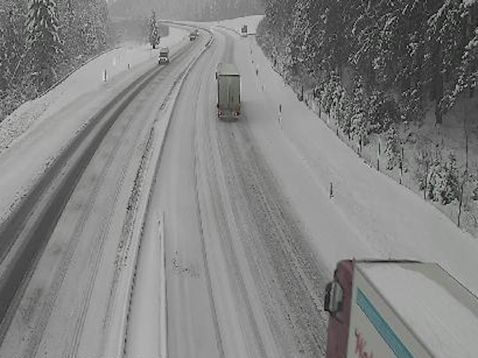 Über weite Strecken war die Fahrbahn der Südautobahn völlig mit Schnee bedeckt. Im Bild die Situation bei Modriach.