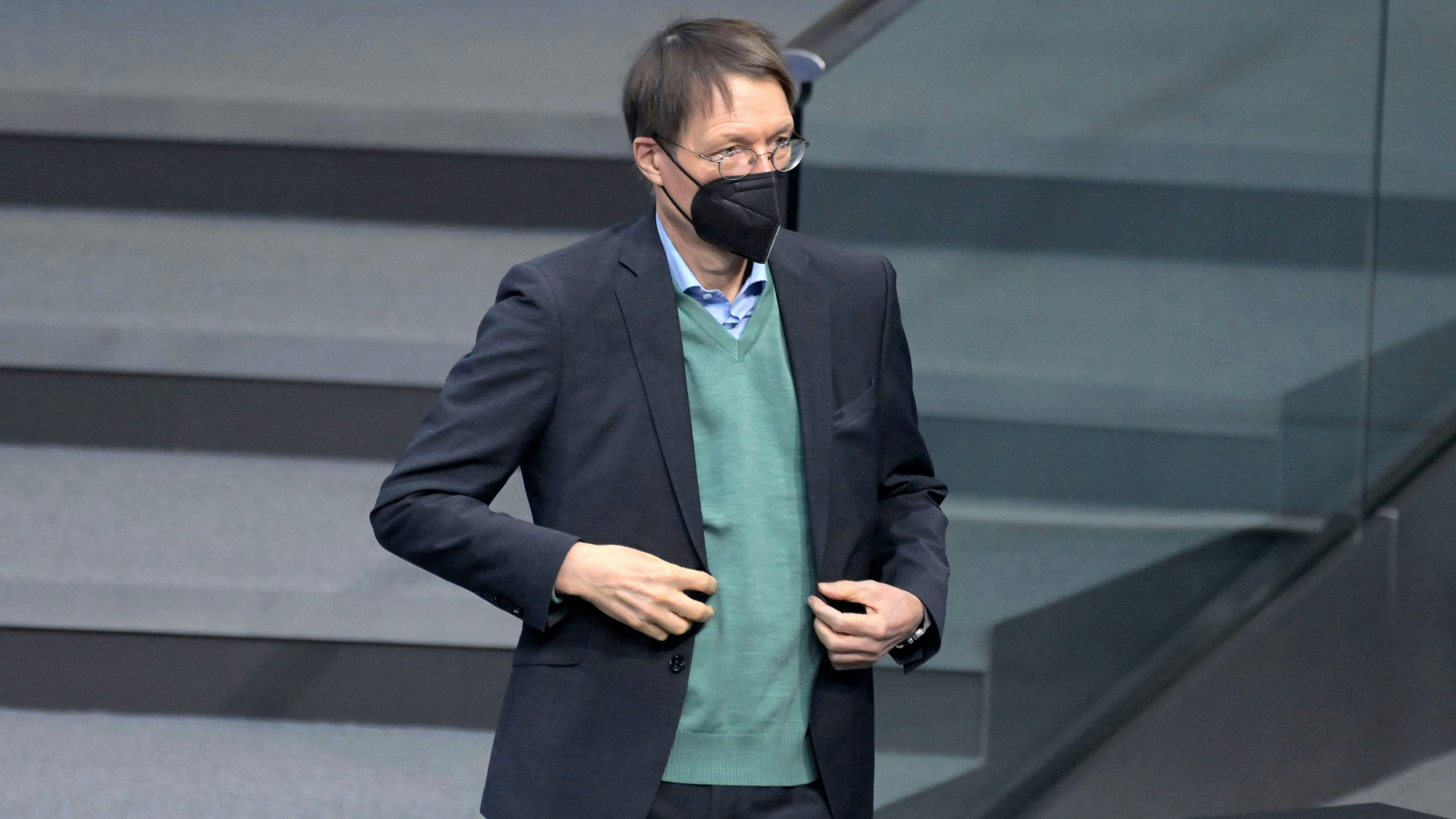 Der deutsche Gesundheitsminister Karl Lauterbach (SPD) lüftete am Montag das Geheimnis rund um die Schwärzungen.