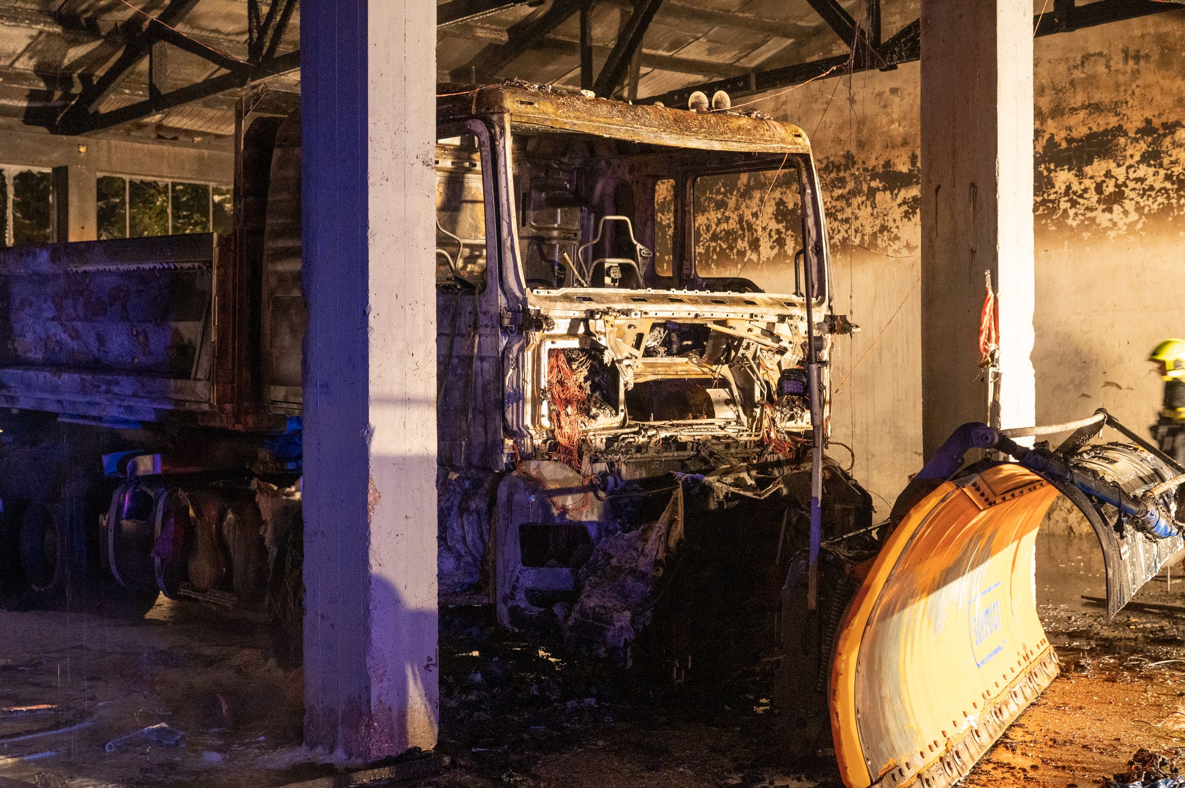 Ein Schneepflug stand in einer Halle bei einem Gewerbegebiet in Eberstalzell in Flammen.