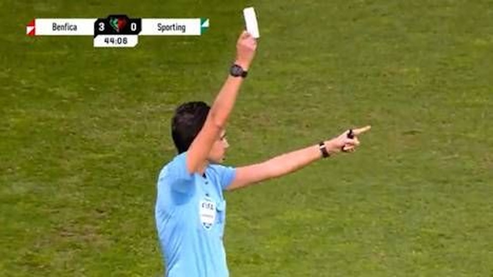 Schiedrichterin Campos zeigt die Weiße Karte.&nbsp;