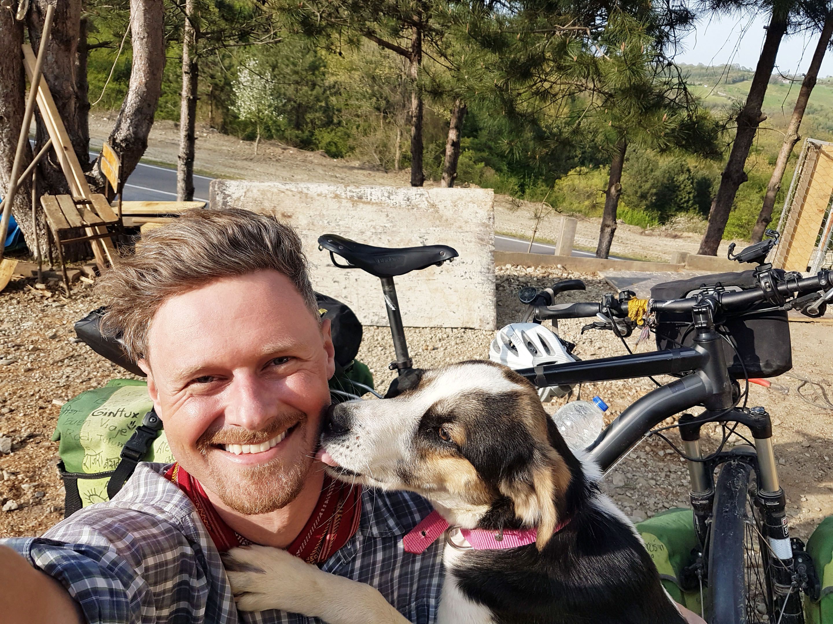 Weltreise per Rad. Alexander Litzellachner findet in der Türkei einen neuen Freund.